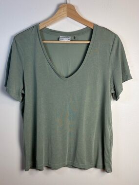 Frank And Oak Women’s Sage Green V-Neck Tee Shirt, Size Medium, Loose Cut, Flowy